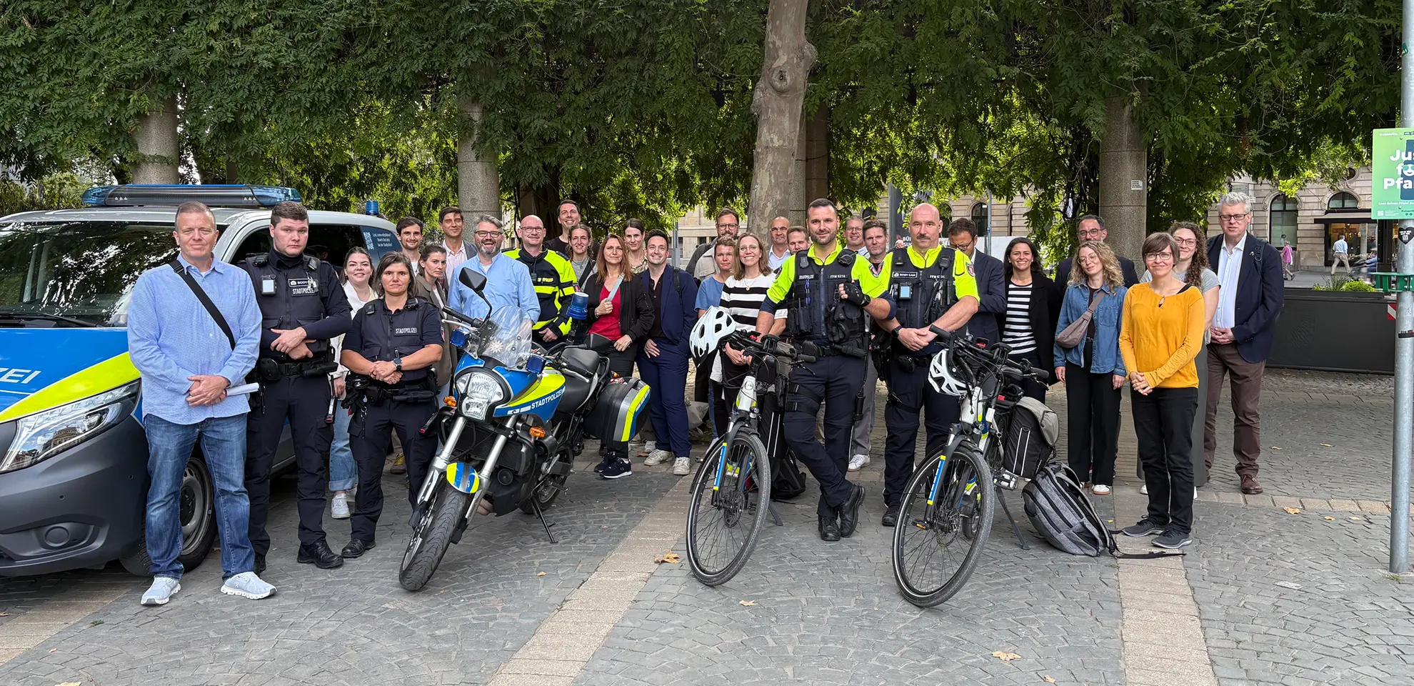 DEFUS Mitglieder gemeinsam mit Vertrter*innen der Frankfurter Stadtpolizei